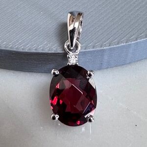(New) 14K White Gold Oval Garnet & Round Diamond Prong Set Small Pendant 1.09 gr